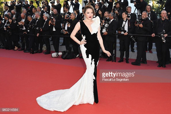 Lý Nhã Kỳ diện váy đen trắng quyến rũ trong ngày bế mạc LHP Cannes 2018 Lý Nhã Kỳ diện váy đen trắng quyến rũ trong ngày bế mạc LHP Cannes 2018